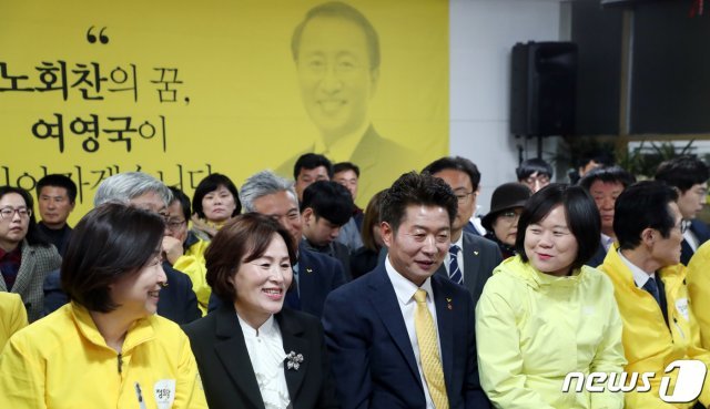 이정미 정의당 대표와 여영국 더불어민주당·정의당 창원성산 국회의원 단일화후보 등이 3일 경남 창원시 성산구 선거사무소에서 선거관련 뉴스를 바라보고 있다. 2019.4.3/뉴스1 © News1