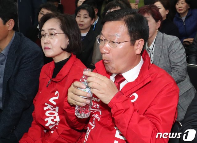 (통영=뉴스1) 정점식 자유한국당 통영·고성 보궐선거 후보와 부인 최영화 씨가 3일 오후 경남 통영시 북신동 삼성생명빌딩 3층 선거사무실에서 개표방송을 보며 물을 마시고 있다. 2019.4.3/뉴스1