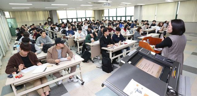 지난달 영진전문대 정보관에서 열린 희망프로젝트 오리엔테이션에서 학생들이 강의 과정을 듣고 있다. 영진전문대 제공