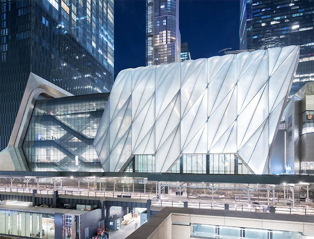 미국 뉴욕 맨해튼 허드슨야드의 종합예술센터 ‘더 셰드’의 야간 조감도. 건물을 감싼 특수 유리 지붕이 움직이며 각양각색의 공연장으로 바뀌는 ‘이동식 건물’로 극장, 이벤트홀 등의 공간을 결합했다. 사진 출처 더 셰드