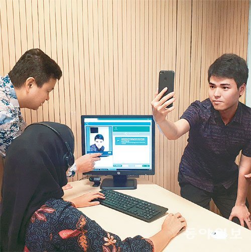 신한인도네시아 은행 본점에서 직원들이 스마트폰을 이용해 비대면으로 계좌를 개설하는 시스템을 시연하고 있다. 자카르타=송충현 기자 balgun@donga.com