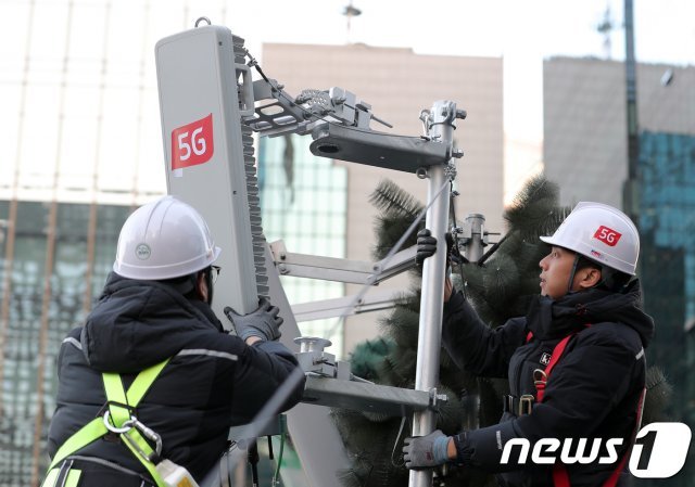 서울 세종대로 인근에 위치한 기지국에서 KT 관계자들이 막바지 점검을 하고 있다.  © News1 이재명 기자