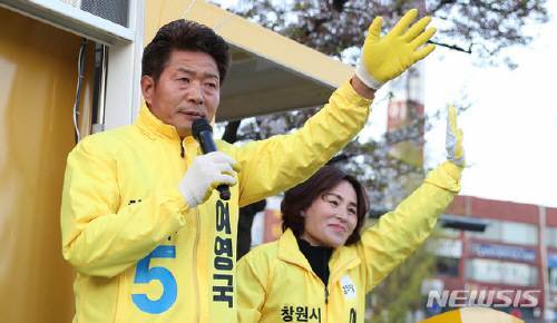 4.3 보궐선거를 통해 당선된 정의당 여영국 국회의원이 부인 한경숙씨와 함께4일 오전 경남 창원시 성산구 창원병원 사거리에서 당선인사를 하고 있다. 사진=뉴시스
