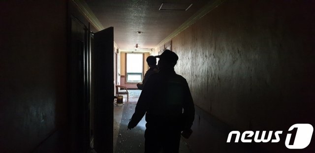4일 울산의 한 폐가 건물에서 ‘공포체험’을 시도한 유튜버가 ‘백골 시신’을 발견해 경찰이 조사에 나섰다.(울산지방경찰청 제공)© 뉴스1