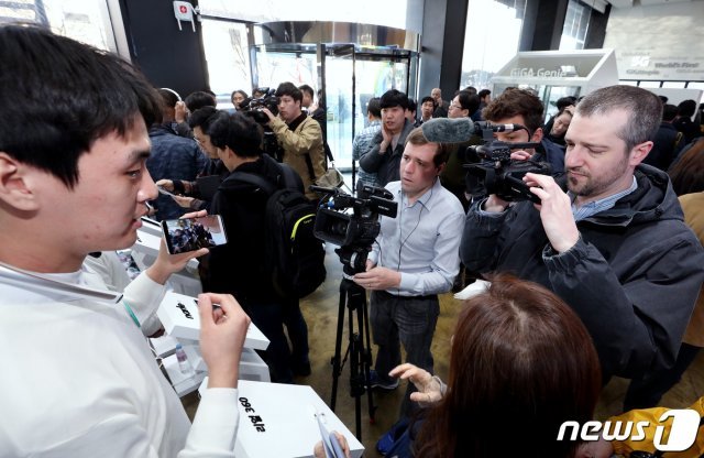 2일 오전 서울 광화문 KT 스퀘어에서 외국 미디어들이 KT 5G 서비스 중 하나인 리얼360을 취재하고 있다.  2019.4.2/뉴스1 © News1