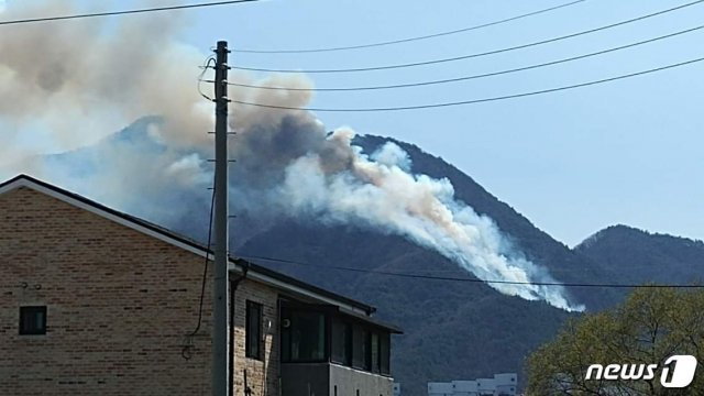 충남 아산시 설화산에서 4일 오전 11시 49분께 화재가 발생했다.(독자제공)ⓒ 뉴스1