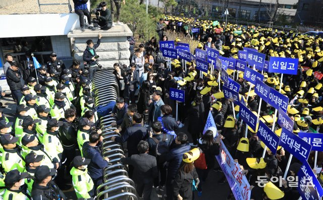 서울시교육청에서 학부모들이 ‘일방적인 자사고 재지정 평가’를 거부하는 농성을 하고 있습니다. 송은석기자 silverstone@donga.com