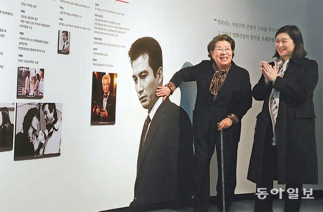 영화배우 엄앵란 씨(왼쪽)와 딸 강수화 씨가 서울 마포구 한국영화박물관에서 4일 열린 ‘청춘 신성일, 전설이 되다’에서 전시를 살펴보고 있다. 김동주 기자 zoo@donga.com