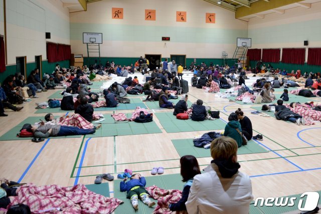 5일 오전 강원 고성 산불로 인해 대피한 토성면 주민들이 동광중학교 임시대피소에서 휴식을 취하고 있다. 2019.4.5/뉴스1 © News1