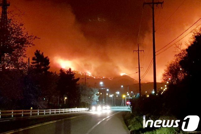 강원지역에 강풍으로 말미암은 산불이 잇달아 발생한 지난 4일 오후 11시46분쯤 강릉시 옥계면 남양리 인근 야산에서도 불이 나 시뻘건 불길이 산림을 휘감고 있다. 2019.4.5/뉴스1 © News1