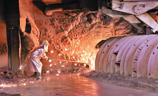 전남 광양시 포스코 광양제철소 제1고로공장에서 근로자들이 철광석을 녹여 쇳물로 만드는 작업을 하고 있다. 광양제철소는 철강 제조 과정에서 발생하는 각종 부산물과 부생가스를 100% 재활용하기 위한 최신 기술을 갖췄다. 포스코 제공