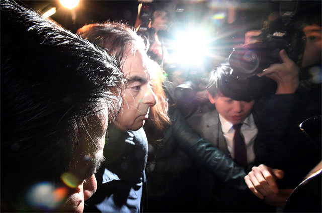 3일 카를로스 곤 전 닛산자동차 회장(가운데)이 취재진에 둘러싸인 채 일본 도쿄에 있는 자신의 변호사 사무실을 떠나고 있다. 하루 뒤 곤 전 회장은 도쿄지검에 4번째로 체포됐다. 도쿄=AP 뉴시스