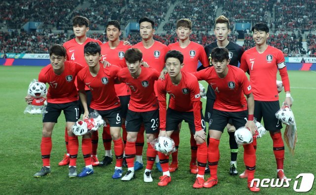 한국 축구대표팀이 A매치 2연승으로 FIFA 랭킹을 한 계단 끌어올렸다. © News1