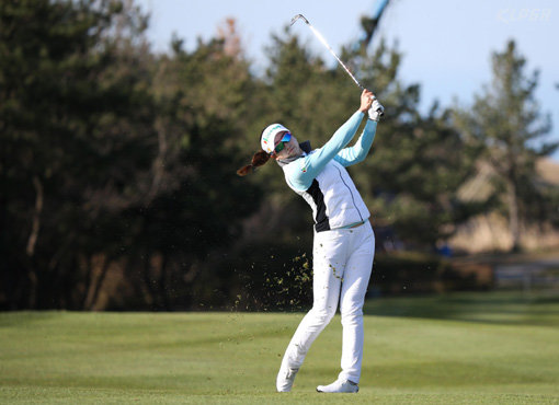 이은지가 4일 제주특별자치도 서귀포시 롯데스카이힐 컨트리클럽에서 열린 KLPGA 투어 롯데렌터카 여자오픈 1라운드에서 아이언샷을 하고 있다. 사진제공 | KLPGA