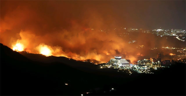 강원도 속초산불, 이번에도 ‘양간지풍’ 탓…2005년 양양산불과 판박이 / 뉴시스.