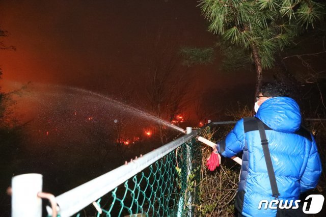 강원도 고성에서 발생한 산불이 확산되고 있는 5일 오전 강원도 속초시 교동의 한 아파트에서 주민들이 물을 뿌리며 불길을 막고 있다. 2019.4.5/뉴스1 © News1