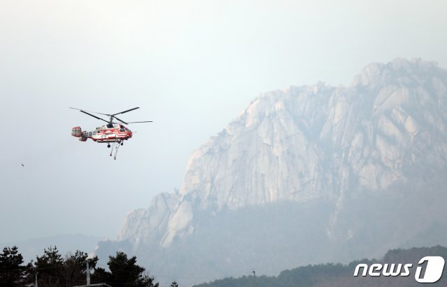 5일 오전 강원 고성군 토성면에서 산림청 헬기가 고성 산불 발화지점 인근의 산불을 감시하고 있다. 2019.4.5/뉴스1 © News1