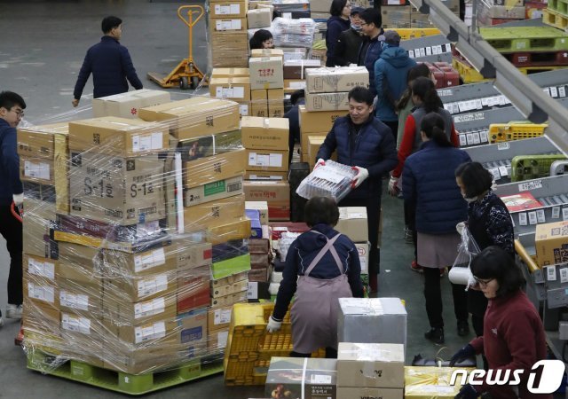 부산 강서구 부산우편집중국에서 직원들이 우편물을 분류하고 있다. 2019.1.29/뉴스1 © News1