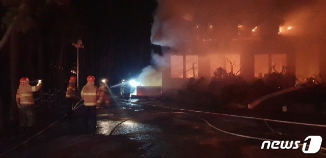 산불피해로 화재가 발생한 강원 망상지역 건물의 화재를 진화하고 있는 해군 1함대 장병들  © 해군 제공=뉴스1