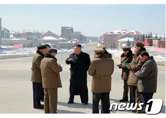 김정은 북한 국무위원장이 양강도 삼지연군을 찾아 현지지도했다고 노동신문이 지난 4일 전했다.(노동신문) © 뉴스1