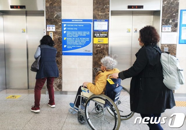 강원 고성·속초 일대 산불이 이틀째 계속된 5일 오후 속초시 영랑동 속초의료원에 전날 이송됐던 환자들이 돌아오고 있다. 2019.4.5/뉴스1 © News1