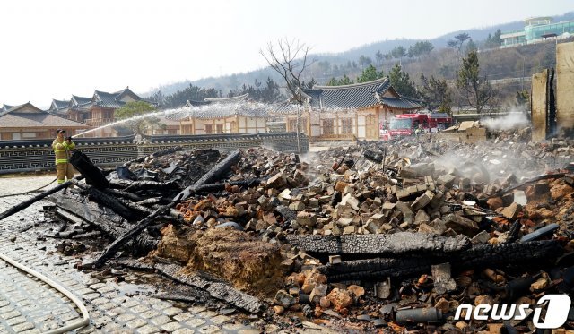 5일 강원도 강릉시 옥계면에서 발생한 산불이 번진 동해시 망상한옥마을의 한 건물이 완전히 무너져내내렸다. 2019.4.5/뉴스1 © News1