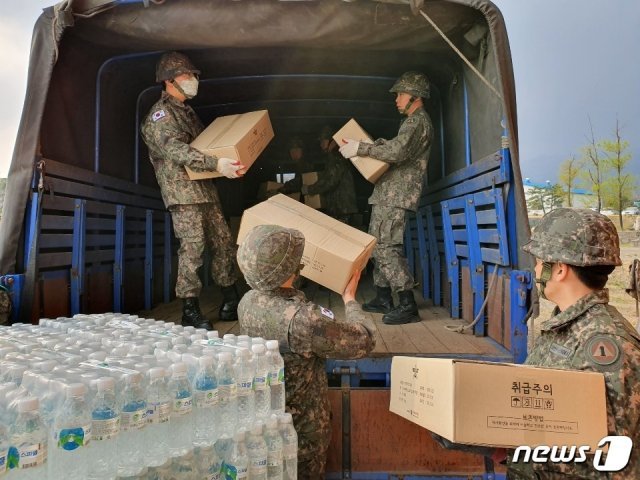 고성지역 산불로 인해 어려움을 겪고 있는 주민들에게 8군지단 장병들이 5일 전투식량을 지원하고 있다.© 육군 제공=뉴스1