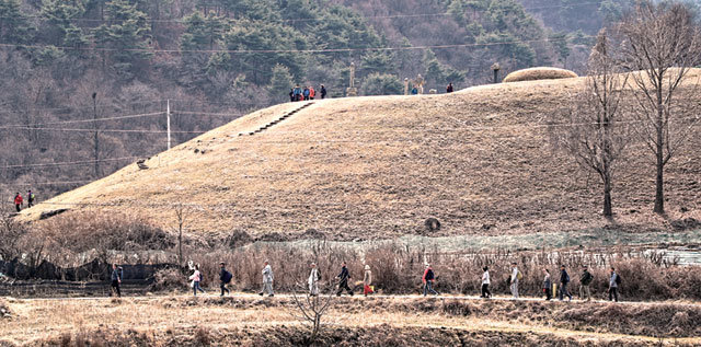 가야산 자락에 자리한 남연군 묘 앞으로 등산객들이 줄지어 걸어가고 있다.