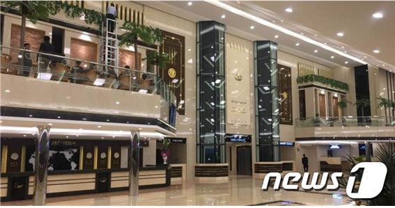 북한이 관광객들의 주요 숙박 시설 중 하나인 양각도 호텔을 리모델링했다고 6일 북한 전문 여행사 고려투어스가 밝혔다.(고려투어스 제공) 2019.04.06.© 뉴스1