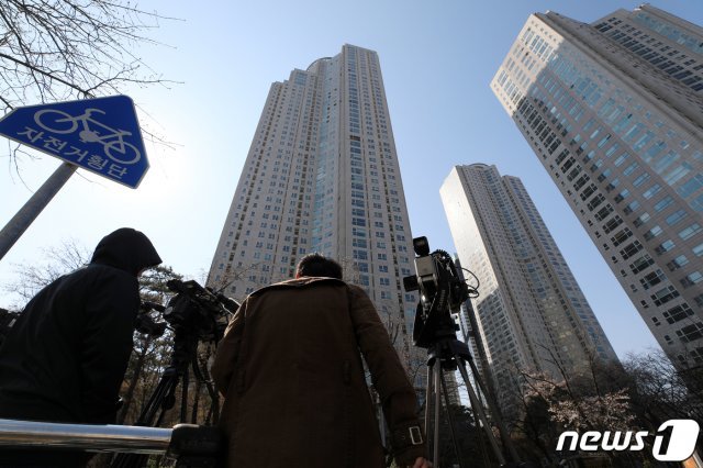 지난 4일 오후 서울 광진구 김학의 전 법무부 차관의 자택 앞에서 취재진이 대기하고 있다. /뉴스1 © News1