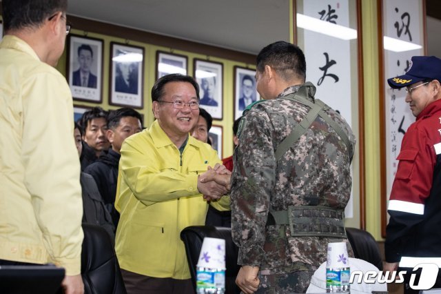 김부겸 전 장관이 5일 밤 강원도 강릉시 옥계면사무소에서 진영 신임 행안부 장관에게 산불 현장 지휘 관련 업무를 인수인계한 후 산불 진화 관계자들과 인사를 나누고 있다.