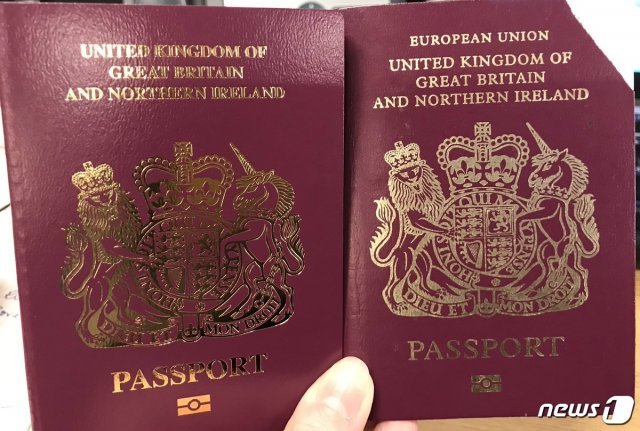유럽연합(EU) 표기가 빠진 영국의 새 여권(왼쪽)과 기존 여권 <출처=수잔 힌들 바론의 트위터> © 뉴스1