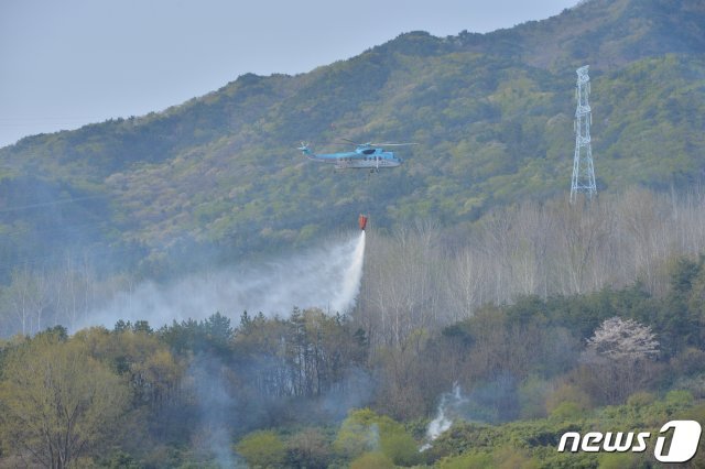 지난 5일 오전 경북 포항시 남구 대송면 운재산 자락에서 산불이 나자 소방헬기가 물을 쏟아붓고 있다. 2019.4.5/뉴스1 © News1