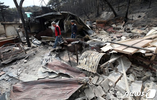 6일 오후 산불 피해를 입은 강원도 고성군 토성면 인흥리 마을에서 주민들이 타버린 집을 둘러보고 있다. 2019.4.6/뉴스1 © News1