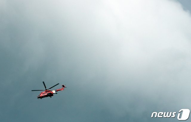 6일 오후 산불 피해를 입은 강원도 고성군 토성면 인근에서 소방헬기가 정찰비행을 하고 있다. 2019.4.6/뉴스1 © News1