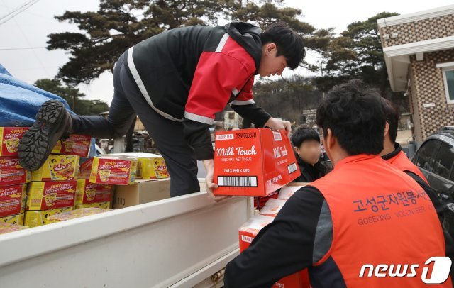 6일 오후 산불 피해를 입은 강원도 고성군 토성면 인흥리에서 자원봉사자들이 구호물품을 내리고 있다. 2019.4.6/뉴스1 © News1