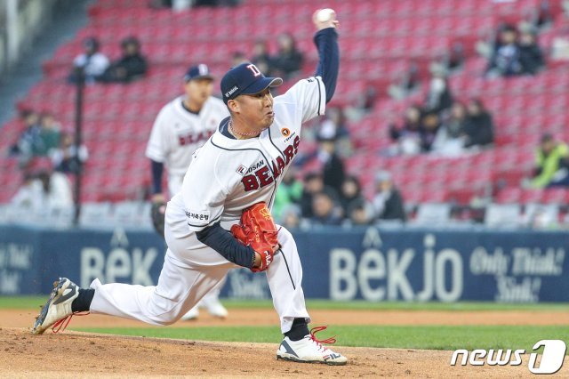 2일 오후 서울 송파구 잠실야구장에서 열린 프로야구 2019 KBO 리그 KT위즈와 두산 베어스 경기에서 두산 선발 유희관이 역투하고 있다. 2019.4.2/뉴스1 © News1