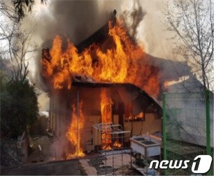 7일 서울 종로구 인왕사에서 화재가 발생했다. (종로소방서 제공) 2019.4.7 ⓒ 뉴스1