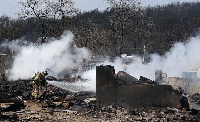 강원 고성군 토성면 서천리의 한 마을에서 홀로 화재를 진압하고 있는 소방관.