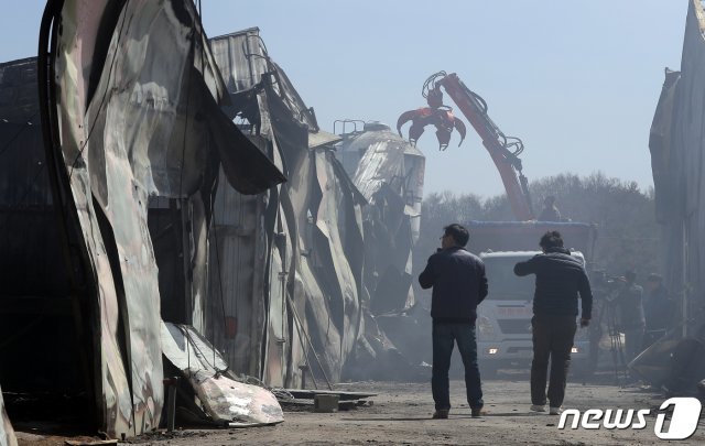 7일 오후 강원도 고성군 토성면 용촌리의 산불피해를 입은 한 축사장에서 복구작업이 진행되고 있다. 2019.4.7/뉴스1 © News1