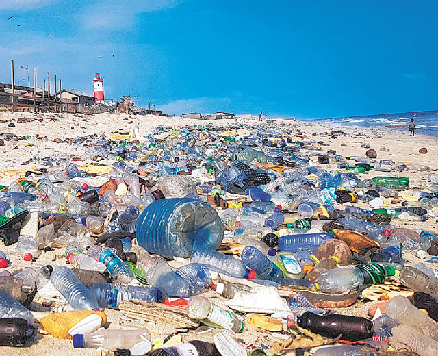 아프리카 가나 해변에 플라스틱 폐기물이 쌓여 있는 모습. 위키미디어 제공