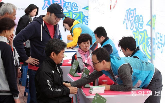 고성군 천진초등학교에 마련된 비상대피소에서 의료봉사단원들이 이재민 건강검진을 하고 있다. 양회성 기자 yohan@donga.com
