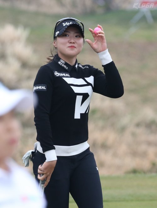 신인으로 KLPGA투어 국내 개막전 우승한 조아연. KLPGA 제공