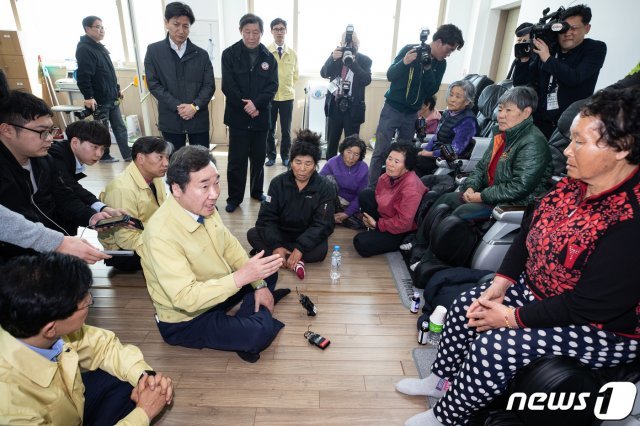 이낙연 국무총리가 5일 강원도 강릉시 옥계면에 위치한 이재민 대피소를 찾아 산불 피해 주민들을 위로하고 있다. 2019.4.5/뉴스1