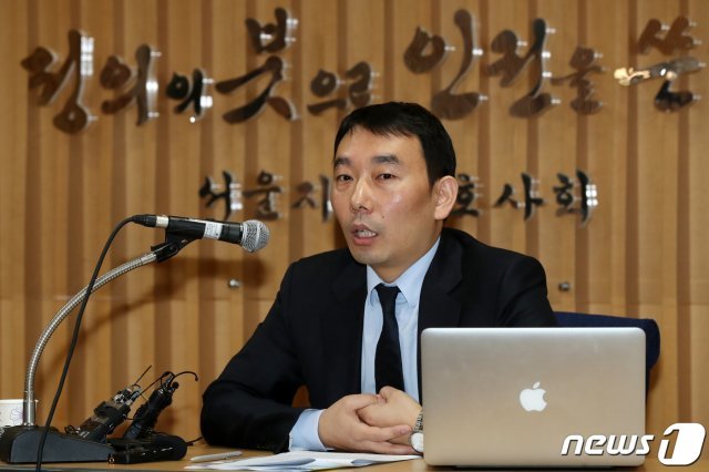 김용민 법무부 산하 과거사위원회 위원이 8일 서울 서초구 서울지방변호사회관에서 김학의 전 법무부 차관 출국금지 관련 대검 팩트체크 반박 기자회견을 하고 있다. 2019.4.8/뉴스1 © News1