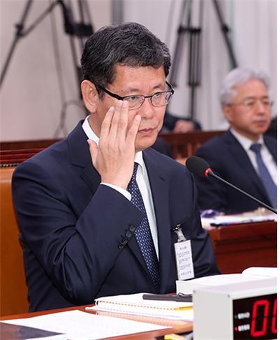 3월 열린 장관후보자 인사청문회에서 답변하는 김연철 통일부 장관.