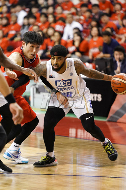 KCC 마커스 킨(오른쪽). 사진제공｜KBL