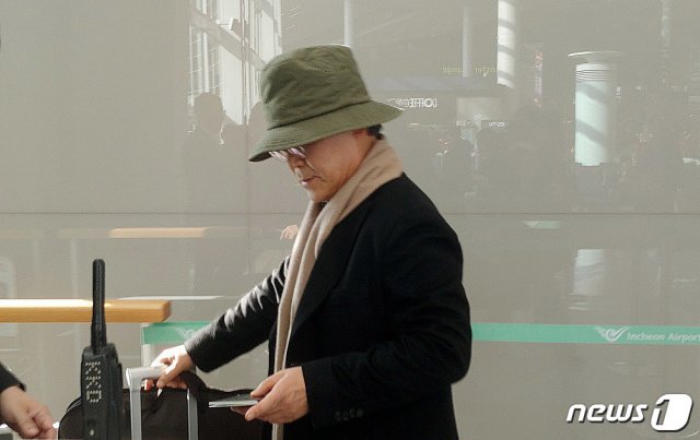 우윤근 주러시아대사가 지난해 12월 17일 오전 인천국제공항을 통해 러시아로 출국하고 있다.  © News1