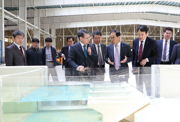 국제융합수리시험센터를 찾은 한국농어촌공사 김인식 사장(오른쪽에서 세번째)