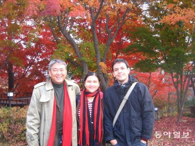 2007년 딸 델핀이 주한국 프랑스대사관에서 근무할 때 놀러 온 아들과 함께 한국에서 찍은 사진. 오영석 전 교수는 2년마다 남매를 한국에 데려와 한국을 돌아보고 일본과 홍콩 등 아시아를 경험하게 했다.
